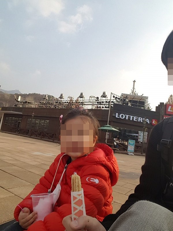 육아휴직 중인 김 씨가 딸과 둘이 놀이동산에 앉아 있다.  김 씨는 "이번 코로나로 가정 보육이 늘어나 육아휴직을 신청했다"며 "내 팔자에 육아휴직도 하다니 아이와 함께 하는 시간이 정말 행복하다"고 말했다. (사진=김 씨 제공)