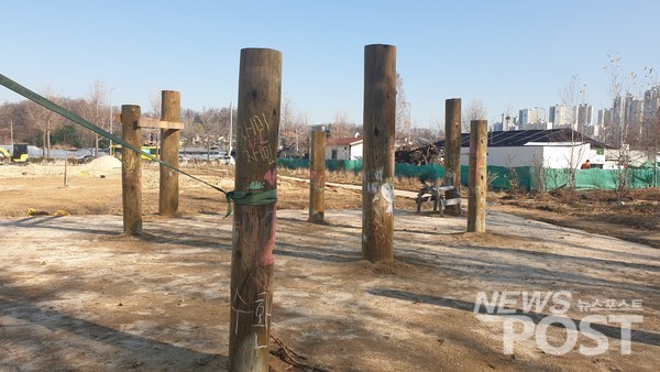 나무 기둥에는 홈이 파여져 있어 아이들이 밟고 올라갈 수도 있고, 기둥에 밧줄을 묶고 흔들 다리처럼 이동하기도 한다(사진=홍여정 기자)