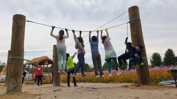 놀이 활동가와 아이들이 힘을 합쳐 밧줄을 묶고 즐겁게 놀고 있는 모습 (사진=윤자영 놀이 활동가 제공)