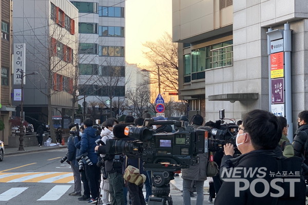 3일 오전 서울 중구 이화여자외국어고등학교에서 2021학년도 대학수학능력시험 풍경을 취재하고 있는 언론사 취재진들. (사진=뉴스포스트 이별님 기자)