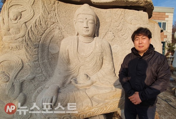 붓다 조각상 앞에 서 있는 이백현 국가무형문화재 석장 이수자.  (사진=뉴스포스트 이상진 기자)