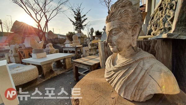 ​간다라 양식으로 만든 붓다 . 조각상 위에 검은 먹줄이 그려져 있다. 이백현 석장은 먹줄로 밑그림을 그린 뒤 세부조각을 여러 번 거쳐야 한다고 설명했다. (사진=뉴스포스트 이상진 기자)