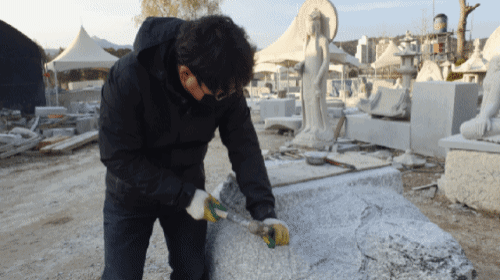 방진마스크와 보호경을 쓰고 작업 중인 이백현 석장 이수자. (사진, 편집=뉴스포스트 이상진 기자)