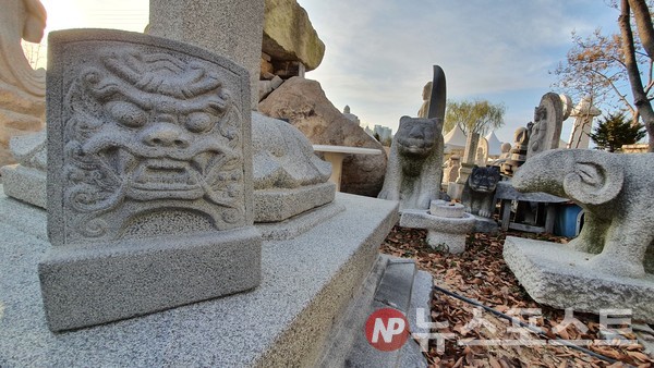 마을의 재앙을 막고 잡귀를 물리치는 효험이 있다고 알려진 귀면기와. (사진=뉴스포스트 이상진 기자)