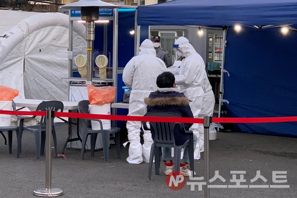 지난 14일 서울 중구 서울역 광장에 마련된 임시 선별진료소에서 비인두도말 PCR 검사가 진행되고 있다. (사진=뉴스포스트 이별님 기자)