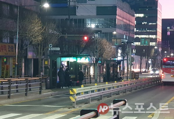 17일 오전 7시 경 출근을 위해 버스정류장에서 버스를 기다리는 시민들(사진=뉴스포스트 홍여정 기자)