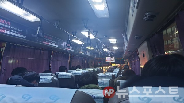 경기도 구리시에서 서울시 송파구까지 가는 버스 안. 자리가 여유롭게 남아있다 (사진=뉴스포스트 홍여정 기자)