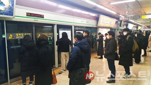 2호선 잠실역에서 지하철이 오기를 기다리고 있는 사람들(사진=뉴스포스트 홍여정 기자)