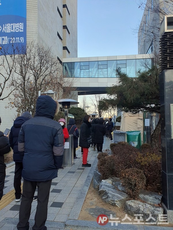20일 오전 8시 서울 노원구청 임시선별검사소를 찾은 시민들. (사진=뉴스포스트 이해리 기자)