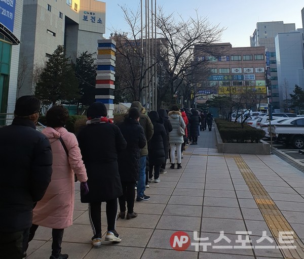 20일 오전 서울 노원구청 임시선별검사소를 찾은 시민들. (사진=뉴스포스트 이해리 기자)