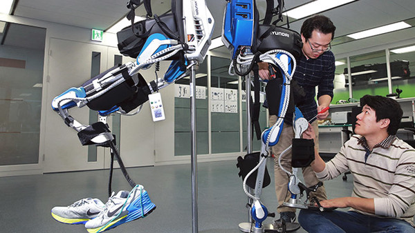 하반신 마비자를 걷게 하는 ‘착용로봇’. (사진=현대차그룹 제공)