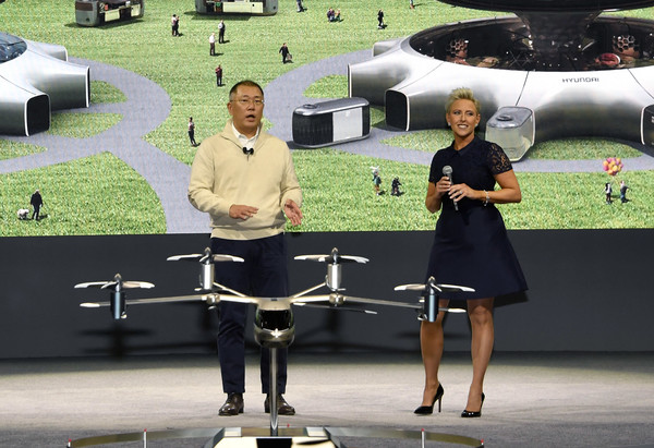 정의선 현대자동차그룹 수석부회장(왼쪽)이 CES2020 개막 하루 전 미국 라스베이거스 만달레이베이 컨벤션센터에서 혁신적 미래 모빌리티 비전을 공개하고 있다. (사진=현대차그룹 제공)