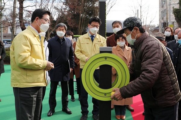 지난 9일 충남 공주에서 양승조 충남도지사와 지역민들이 내년도 조성될 어르신 놀이터에서 전용 기구를 시연하고 있다. (사진=충남도청 제공)