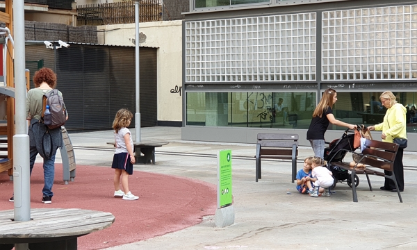 스페인 바르셀로나에 위치한 어르신 놀이터에서 어린이와 젊은 부부, 어르신 모두가 함께 여가를 보내고 있다. (사진=이건웅 교수 제공)