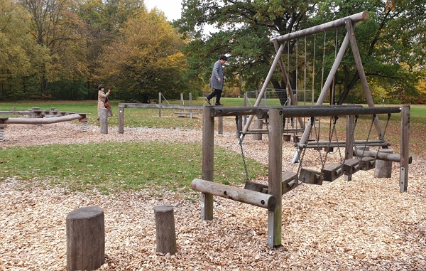 독일 뉘른베르크에 위치한 모든 세대를 위한 운동 공원에서 중년 남성이 기구를 이용하고 있다. (사진=이건웅 교수 제공)