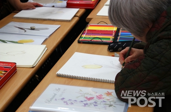 서울 강남구 강남70+라운지의 보태니컬 아트 수업을 듣고 있는 어르신 . (사진=이별님 기자)