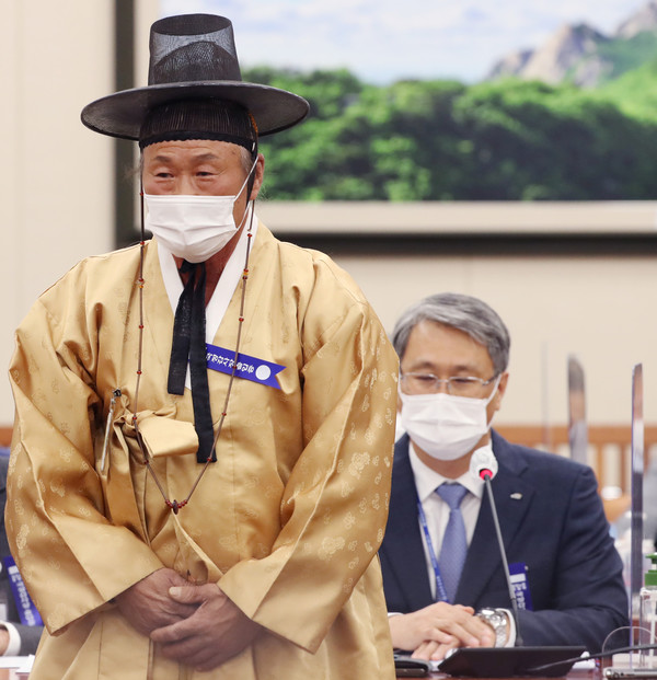 박희용 용담댐 피해대책위 대책위원장이 지난해 10월 국회 환경노동위원회의 한국수자원공사 국정감사에 참고인으로 발언하고 있다. 뒤는 박재현 한국수자원공사 사장. (사진=뉴시스)