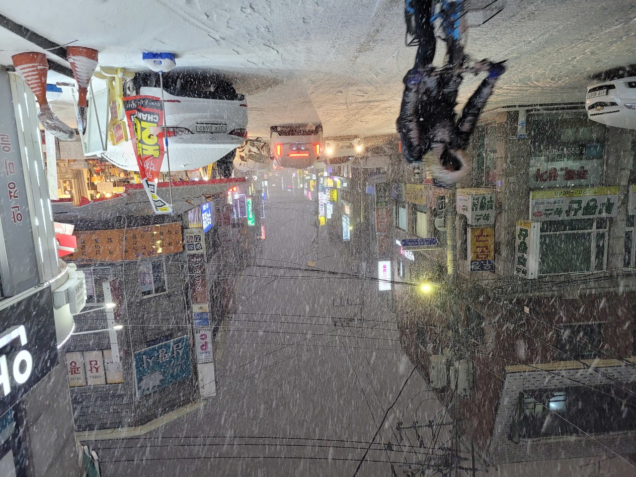 6일 밤 서울에 폭설이 내리고 있다. 이날 기상청은 오후 9시를 기해 서울 전역에 한파 경보를 내리겠다고 밝혔다. (사진=뉴스포스트 김혜선 기자)