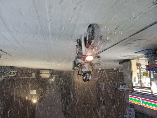 6일 밤 서울에 폭설이 내리고 있다. 이날 기상청은 오후 9시를 기해 서울 전역에 한파 경보를 내리겠다고 밝혔다. (사진=뉴스포스트 김혜선 기자)