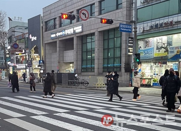 시민들이 스마트폰을 보며 횡단보도를 건너고 있다. (사진=뉴스포스트 이해리 기자)