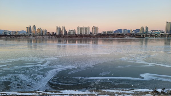 9일 한강 일부에 얼음이 얼었다. (사진=뉴스포스트 김혜선 기자)