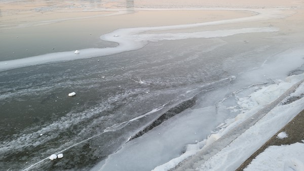 9일 맹추위에 얼어붙은 한강. (사진=뉴스포스트 김혜선 기자)