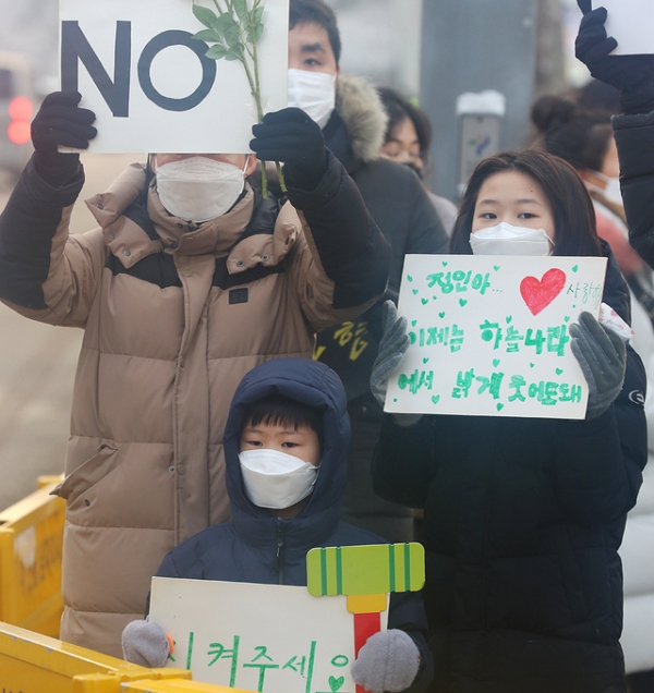 정인이 사건 첫 재판이 열렸던 지난 13일 오전 서울 양천구 서울남부지방검찰청 앞에서 한 가족이 아동학대 반대 피켓 시위를 하고 있다. (사진=뉴시스)