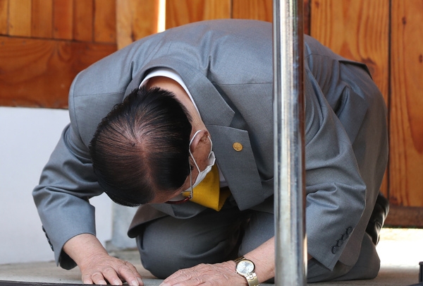 지난해 3월 2일 이만희 신천지예수교 증거장막성전 총회장이 이날 오후 경기 가평 평화연수원에서 열린 코로나19 관련 기자회견에서 큰절을 하고 있다. (사진=뉴시스)