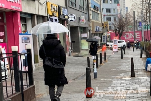 비 소식이 예보된 21일 이날 오후 서울 구로구 일대에 비가 내리고 있다. (사진=뉴스포스트 이별님 기자)