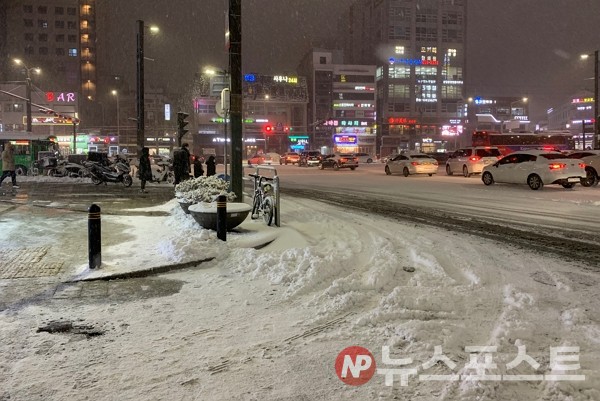 북극발 한파 영향으로 폭설이 내렸던 지난 6일 서울 구로구 일대 거리. (사진=뉴스포스트 이별님 기자)