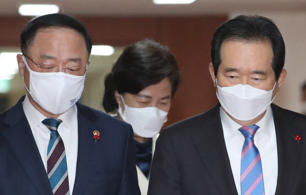 정세균 국무총리(왼쪽)와 홍남기 경제부총리 겸 기획재정부 장관. (사진=뉴시스)