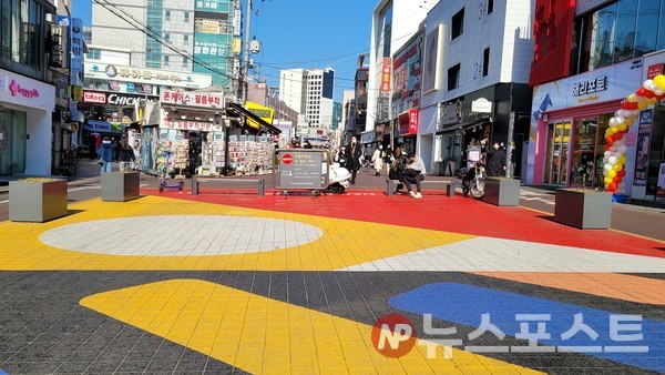 홍대 걷고 싶은 거리에 포장된 도로. 기존 주차장으로 사용되던 곳은 보행자가 사용할 수 있도록 바뀌었다. (사진=김혜선 기자)