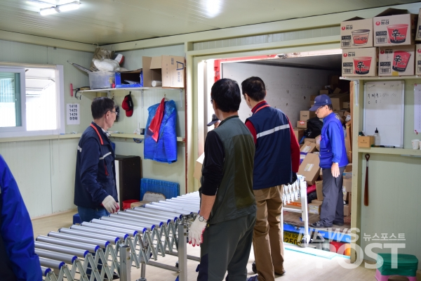 노원 실버협동조합 실버택배기사들이 택배상자를 내리고 있다. 노원 실버협동조합은 어르신 일자리 창출의 성공사례로 꼽힌다. (사진=뉴스포스트 DB)