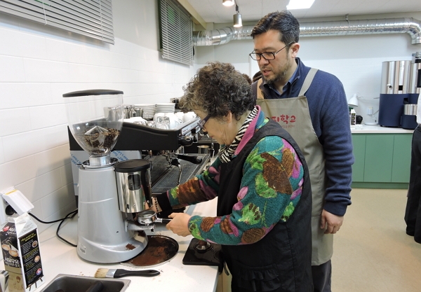 서울시어르신취업지원센터에서 바리스타 교육을 받고 있는 어르신 수강생. (사진=뉴스포스트 DB)