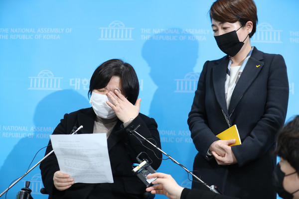 정의당 젠더인권본부를 맡고 있는 배복주 부대표가 25일 국회 소통관에서 김종철 대표의 성추행 사건 관련 긴급기자회견 중 눈물을 닦고 있다. 오른쪽은 정호진 대변인. (사진=공동취재사진)