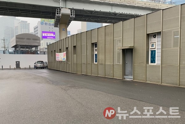 26일 서울 용산구 다시서기 희망지원센터가 코로나19 여파로 운영이 임시 중단된 가운데, 센터 인근에는 노숙자들이 거이 보이지 않는다. (사진=뉴스포스트 이별님 기자)