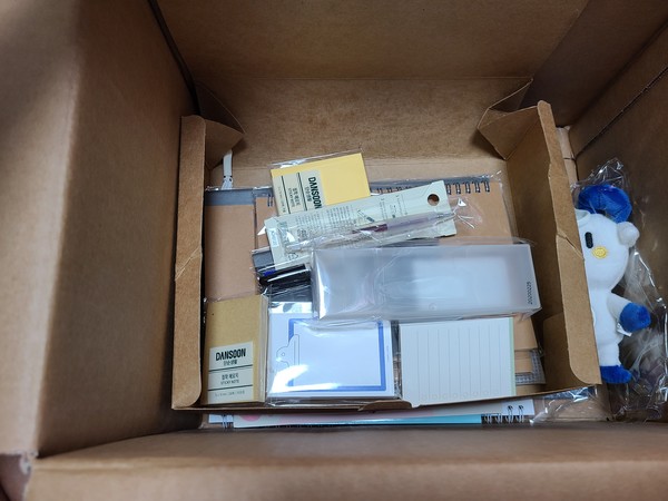 대학에서는 코로나19로 인해 학교생활을 하지 못하는 신입생에게 선물을 보냈다. (사진=김희수씨 제공)