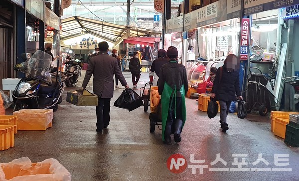 한 소비자가 선물세트를 구입해 가고 있다(사진=뉴스포스트 홍여정 기자)