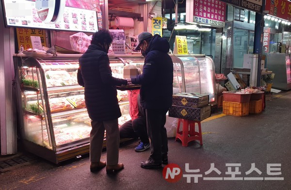 가게 앞에서 선물세트 구입을 위해 점원과 이야기를 나누고 있는 소비자들(사진=뉴스포스트 홍여정 기자)