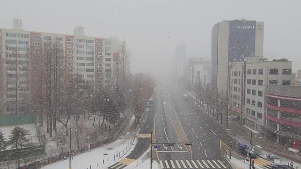 28일 오전 10시 경 서울 송파구 인근 도로. 앞이 보이지 않을 정도로 많은 눈이 내리고 있다. (사진=뉴스포스트 김혜선 기자)