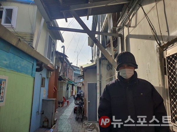 20년째 서울 영등포 쪽방촌에 거주 중인 최 씨는 서울역 노숙인 센터 운영 중단의 여파가 영등포까지 영향을 주고 있다고 말했다. (사진=뉴스포스트 이해리 기자)