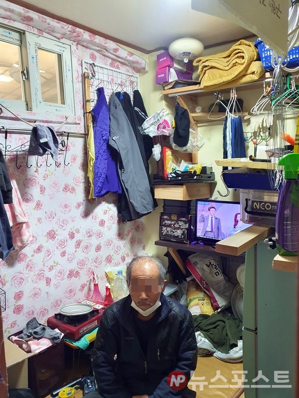 27일 서울 영등포 쪽방촌에서 만난 권수길 씨는 쪽방촌에서만 30여 년을 거주했다. 쪽방촌 초입에 위치한 828 건물은 쪽방촌에서 제일 깨끗한 편이라고 설명했다. (사진=뉴스포스트 이해리 기자)