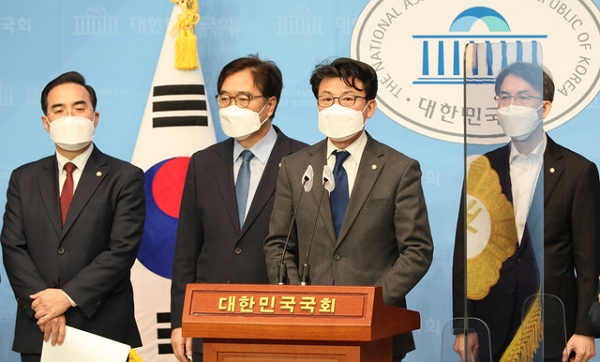 ㅐ28일 더불어민주당 민생연석회의 진성준 간사와 을지로위원회 소속 위원들이 울 여의도 국회 소통관에서 택배종사자 과로대책 사회적 합의 정신 이행촉구 긴급 기자회견을 하고 있다. (사진=뉴시스)