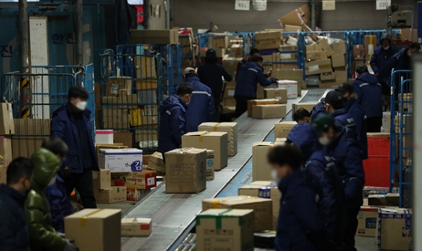 28일 서울의 한 택배 물류센터에서 택배 노동자들이 작업을 하고 있다. (사진=뉴시스)
