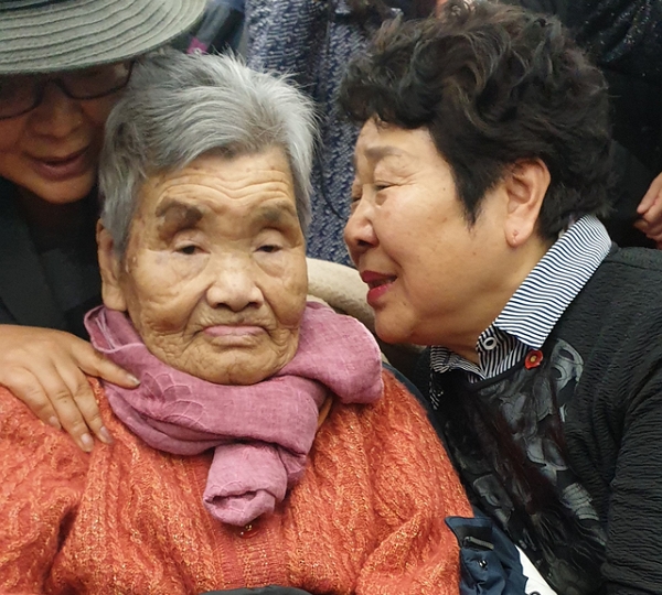 지난해 1월 20일 광주지법 순천지원에서 열린 여순사건 재심 재판에서 순천역 철도기관사 고 장환봉 씨에 대해 무죄가 선고된 후 그의 유족들이 감격하고 있다. (사진=뉴시스)