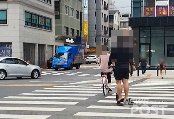 서울 송파구의 한 횡단보도에서 시민들이 전동 킥보드와 자전거에 탑승한 채 길을 건너고 있다. (사진=뉴스포스트 이해리 기자)