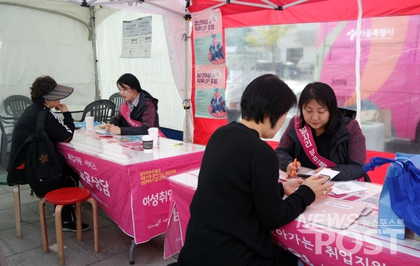  서울시의 여성취업상담버스'일자리 부르릉'에서 취업 상담을 받고 있는 신중년들. (사진=뉴스포스트 선초롱 기자)