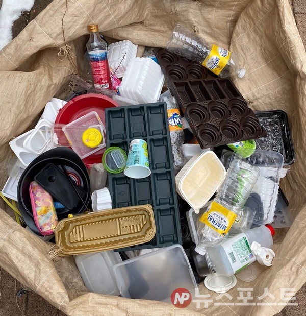 코로나19로  택배·배달 소비가  늘면서 플라스틱 사용이  증가했다. 사진은 서울 한 아파트의 분리수거 현장. (사진=뉴스포스트 이해리 기자)