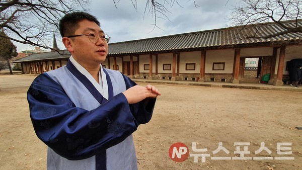 문묘와 석전대제를 설명하고 있는 박광영 성균관 의례부장. (사진=뉴스포스트 이상진 기자)