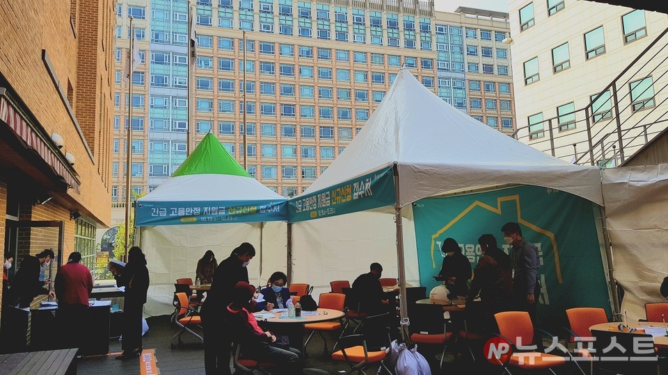 경기도 성남 고용복지플러스센터에서 고용안정지원금 상담을 기다리는 사람들. (사진=뉴스포스트 강대호 기자)